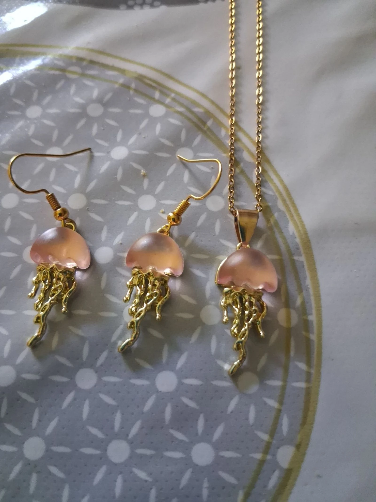 Ensemble de bijoux : collier avec son pendentif et boucles d'oreilles en forme de méduse